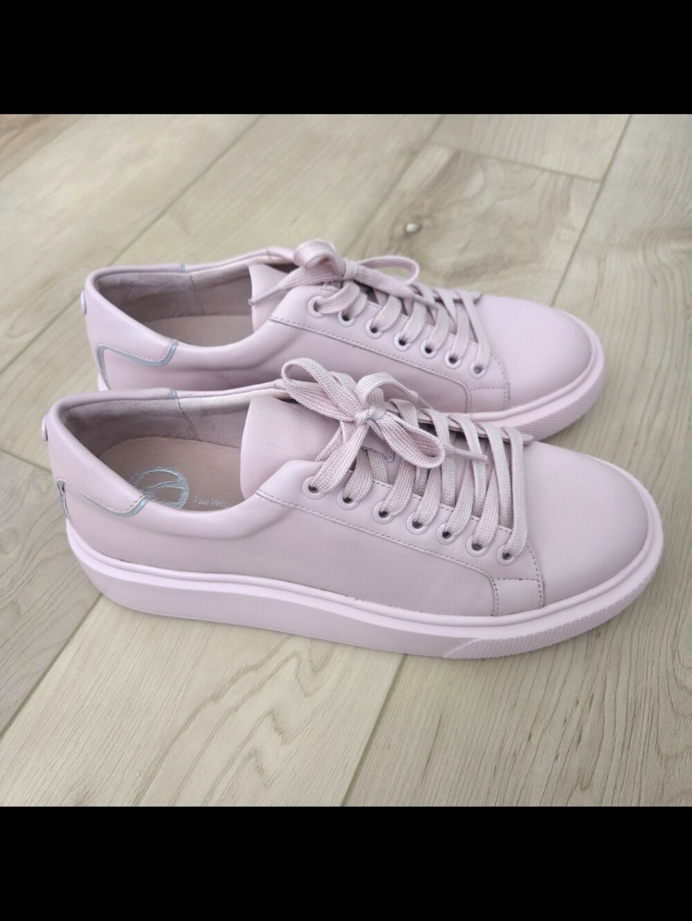 Brand New! Wishbone Collection Olive Rose Leather Sneakers